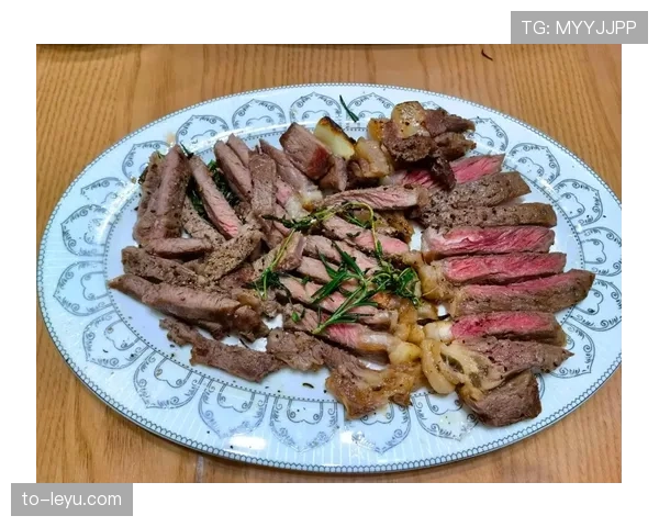 苏亚雷斯训练完回家吃晚饭，餐桌上摆着三块牛排两瓶红酒——这还是他“随便吃点”的状态？