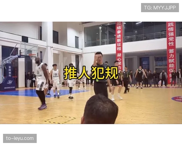 篮球规则中拉人犯规的判定标准与具体罚则依据全面解析