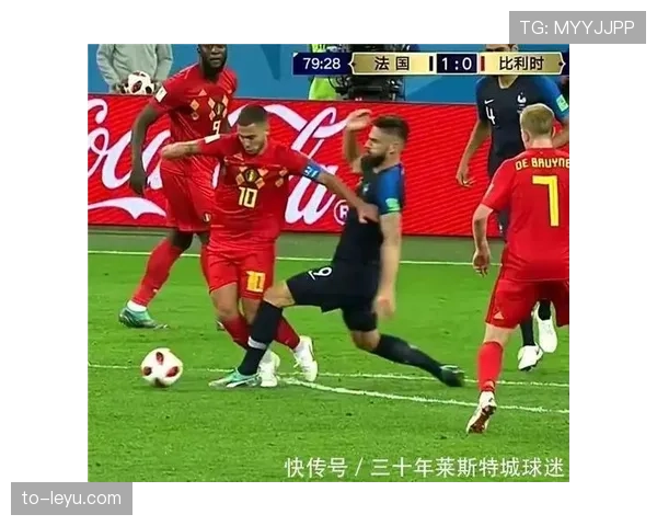 裁判如何判定抢门将手中球是否构成犯规？规则全解析